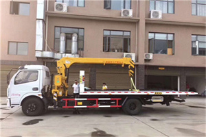 根河附近汽车轮胎更换